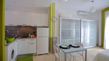 Kylskåp, mikrovågsugn, spishäll och kaffe- och tebryggare