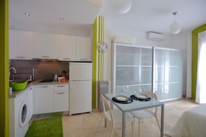 Frigorifero, microonde, piano cottura, macchina per tè/caffè