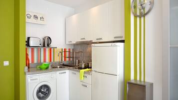 Kylskåp, mikrovågsugn, spishäll och kaffe- och tebryggare