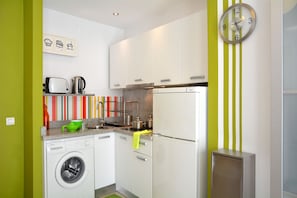 Frigorifero, microonde, piano cottura, macchina per tè/caffè