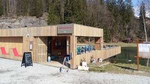 Un bâtiment en bois avec une enseigne indiquant « Gungette des Chavants » et un panneau affichant le menu à l’extérieur.