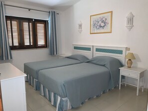 3 makuuhuonetta, tallelokero huoneessa, silitysrauta/-lauta