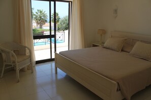 3 bedrooms, in-room safe, iron/ironing board, travel cot