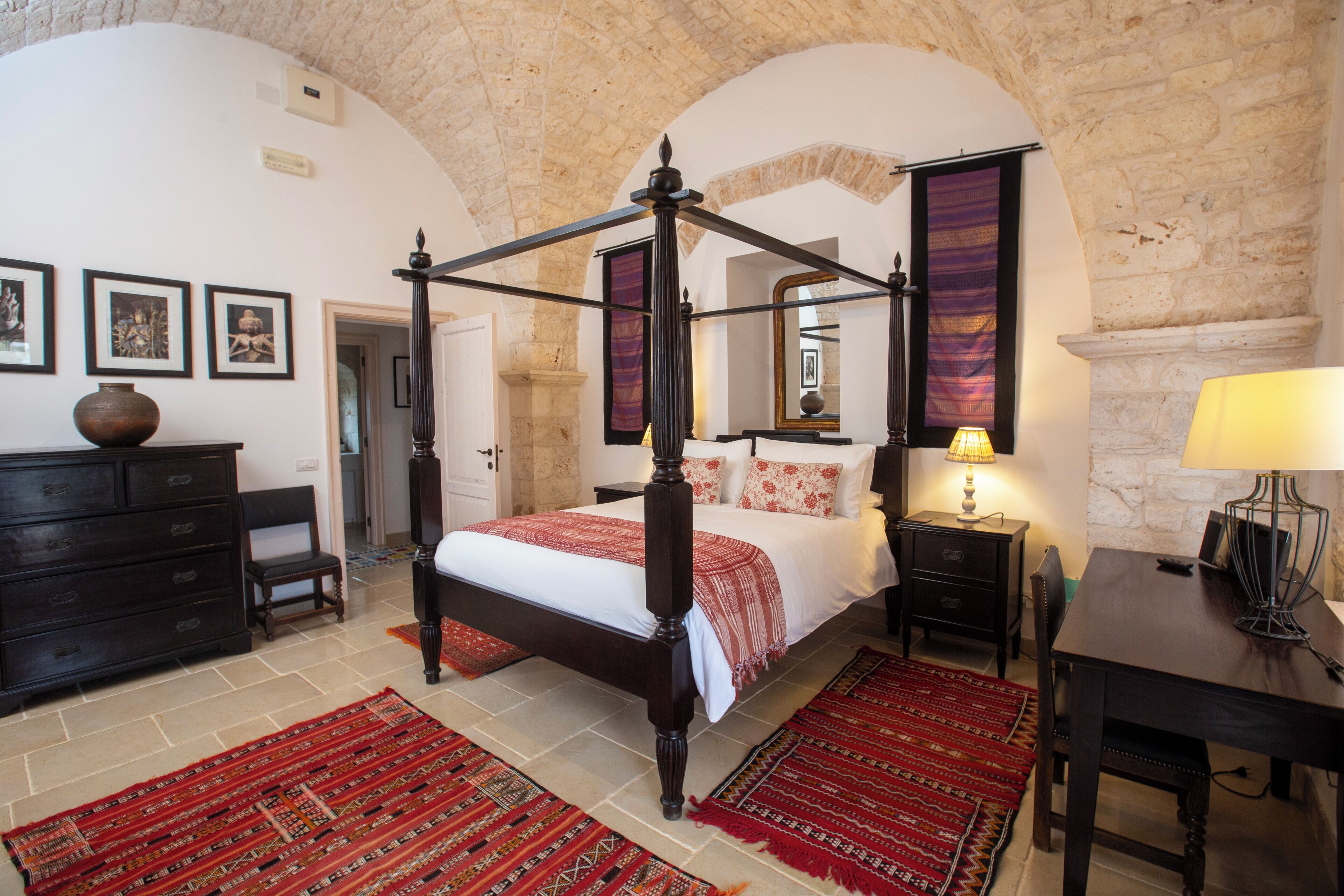 5 chambres, coffres-forts dans les chambres, bureau