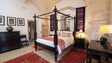 5 chambres, coffres-forts dans les chambres, bureau