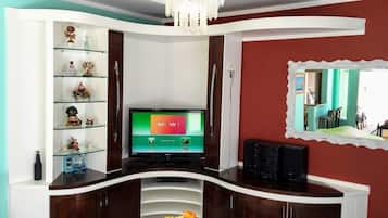 Casa Souza Floripa (3 quartos) - Campeche | Área de estar | TV de tela plana 32 polegadas com canais digitais, TV, Netflix