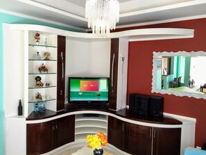 家庭独立别墅, 花园景观 | 起居区 | 32-英寸纯平电视（配备数码频道）、电视、Netflix