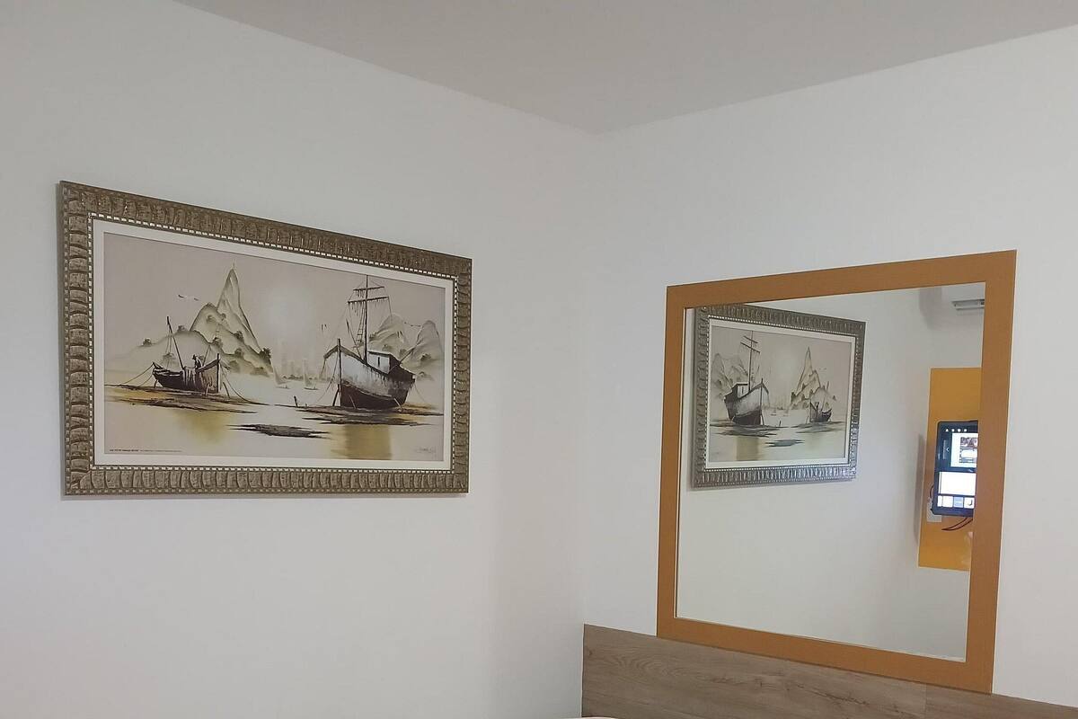 2 makuuhuonetta, ylelliset vuodevaatteet, työpöytä, pimennysverhot