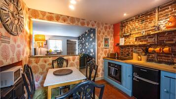 Cafetera y tetera y periquera