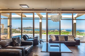 Smart TV, fireplace, stereo