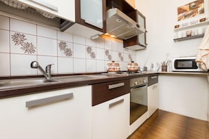 Frigorifero, microonde, forno, piano cottura