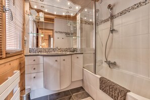 Ensemble baignoire-douche, séchoir à cheveux, serviettes fournies, savon