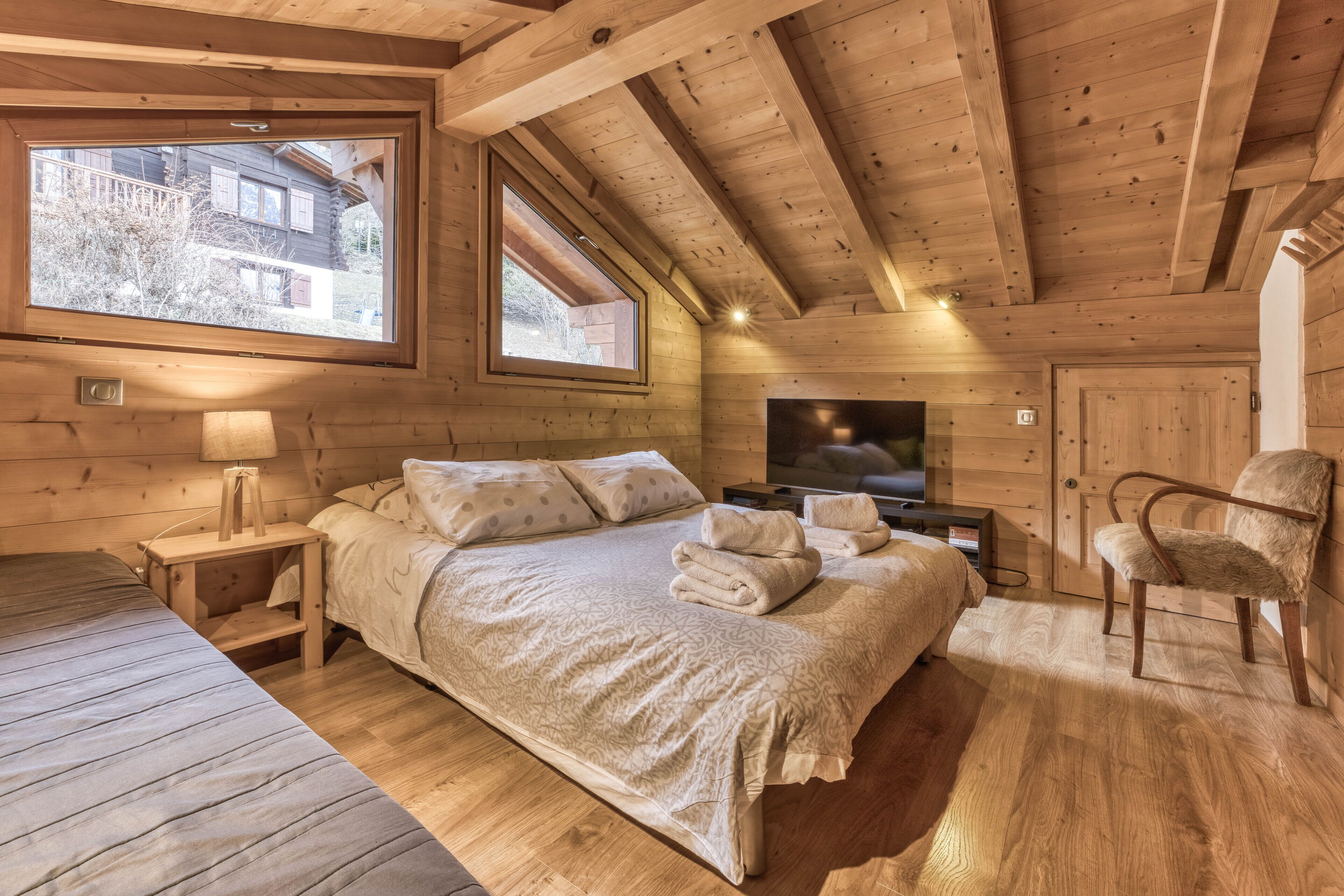 3 slaapkamers, een bureau, een strijkplank/strijkijzer, reisbedje