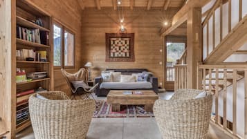 Televisio, DVD-soitin, kirjoja, musiikkikirjasto