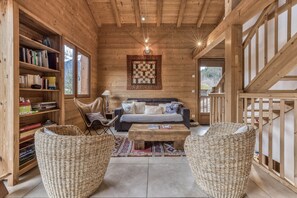 Télévision, lecteur de DVD, livres, médiathÚque