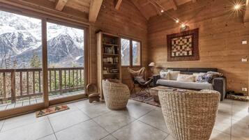 Televisio, DVD-soitin, kirjoja, musiikkikirjasto