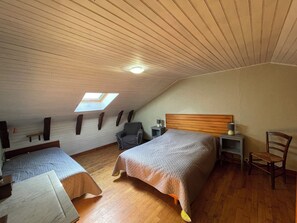 2 室のベッドルーム、アイロン / アイロン台、旅行用ベビーベッド、ベッドシーツ