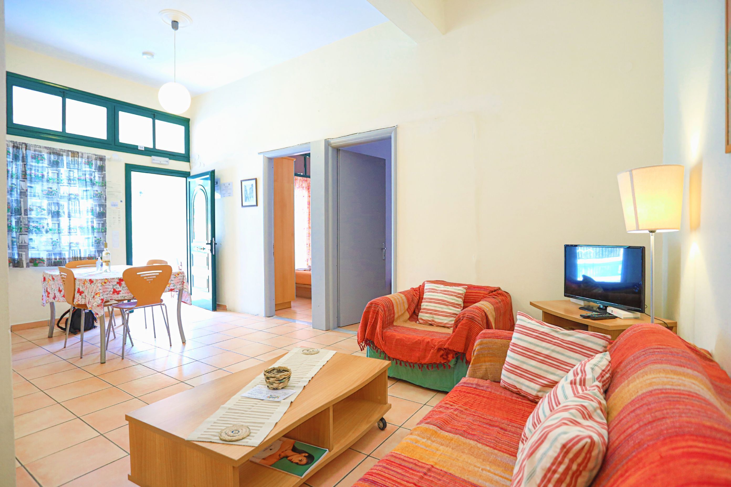 Télévision, livres, chaîne hi-fi