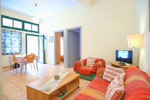 TV, books, stereo - Dora: Holiday House with 2 bedrooms, shared pool,100m from the beach (Katavolos)