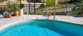 Dora: Holiday House with 2 bedrooms, shared pool,100m from the beach