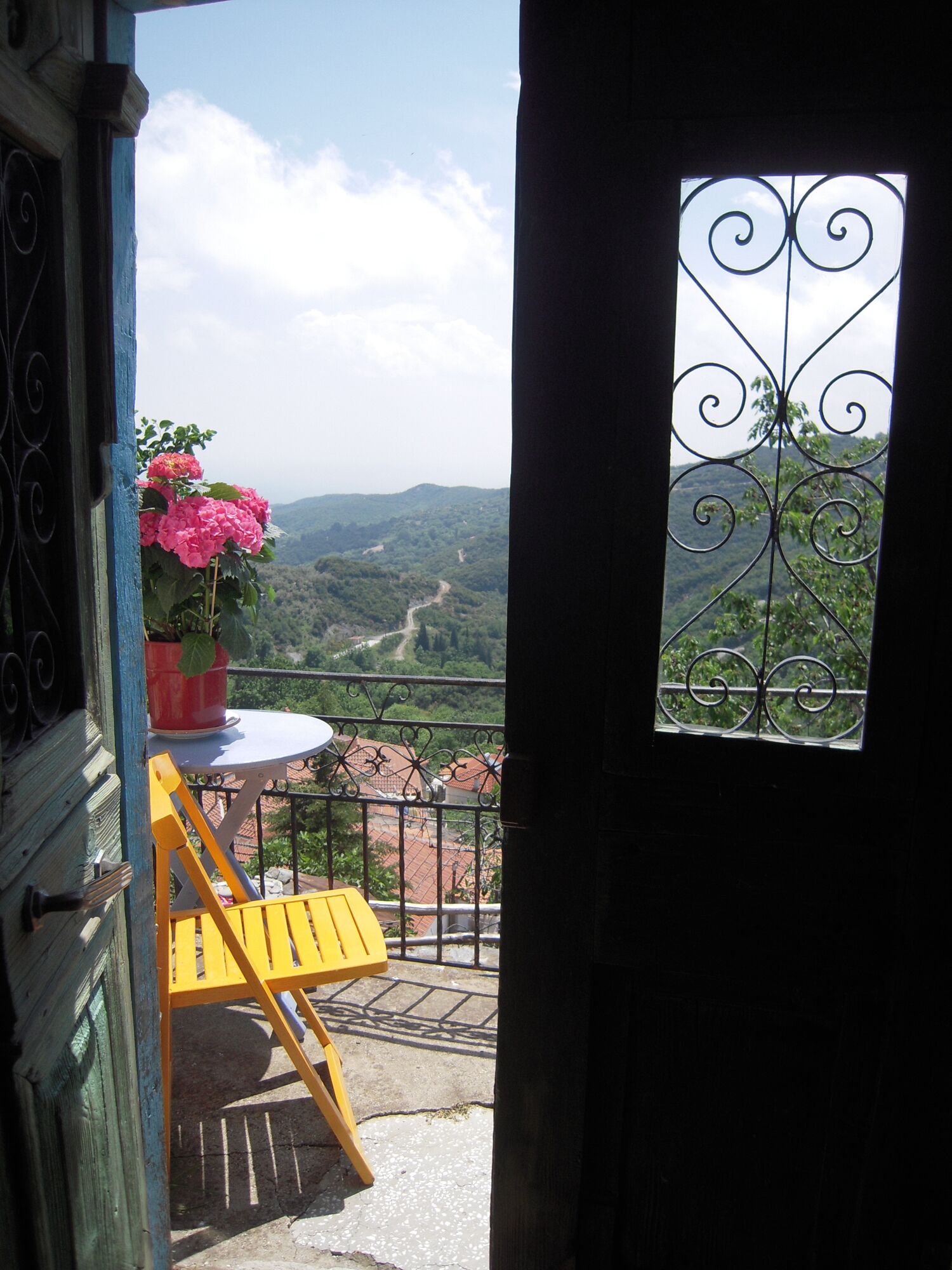 a renovated house of 200 m2, in 3 floors, 8 km from the seaside