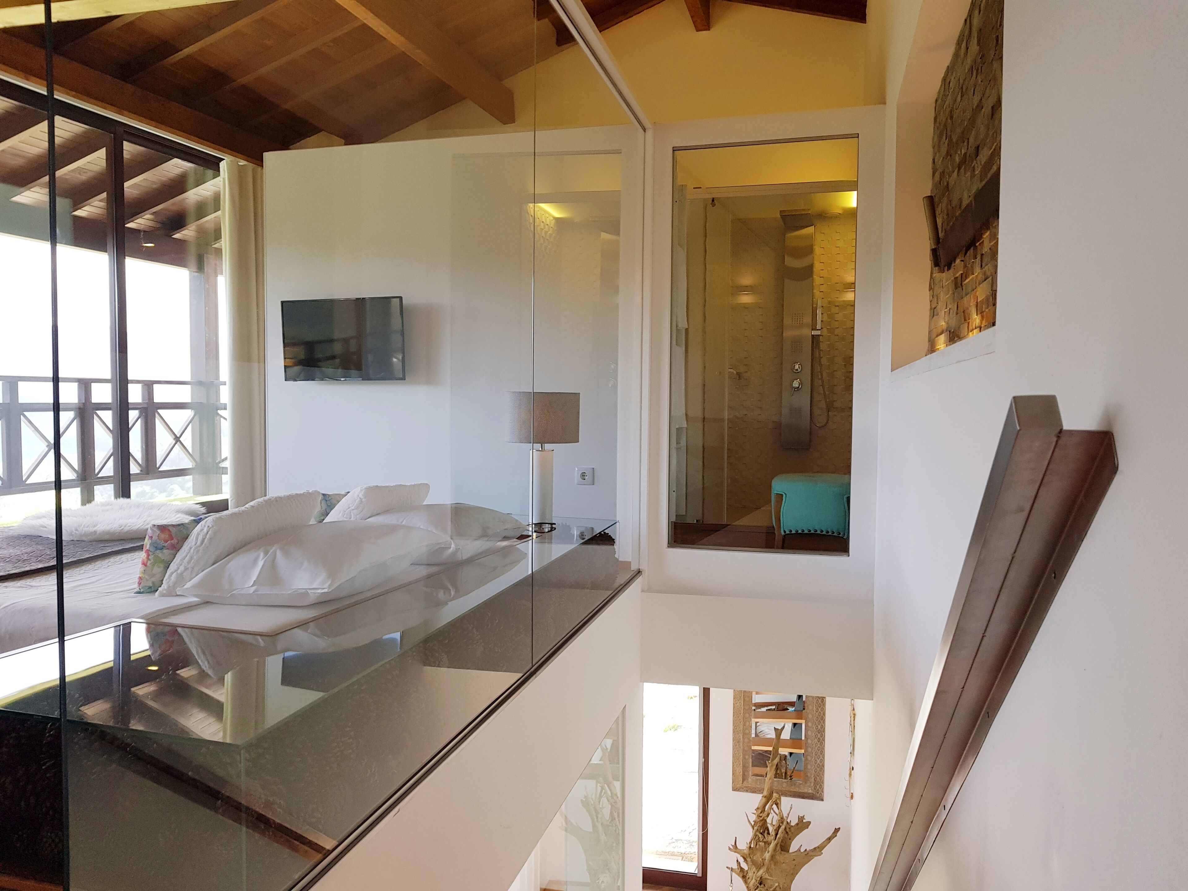 Farmhouse with pool, mountain views, excellent sun exposure