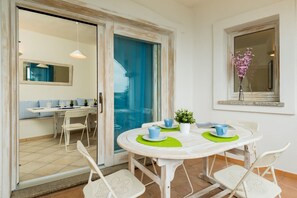 Outdoor dining - APPARTAMENTI S'ABBA E SA PEDRA - S'ABBA DI GIU' (Golfo Aranci)