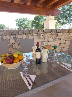 Outdoor dining - Beautifully Restored Trullo In Idyllic Location (Cisternino)