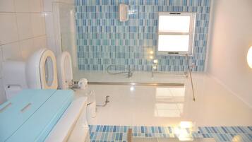 Dusche, Haartrockner, Bidet, Handtücher