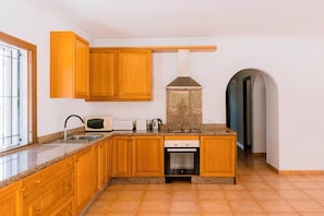 Kühlschrank, Mikrowelle, Wasserkocher mit Kaffee-/Teezubehör