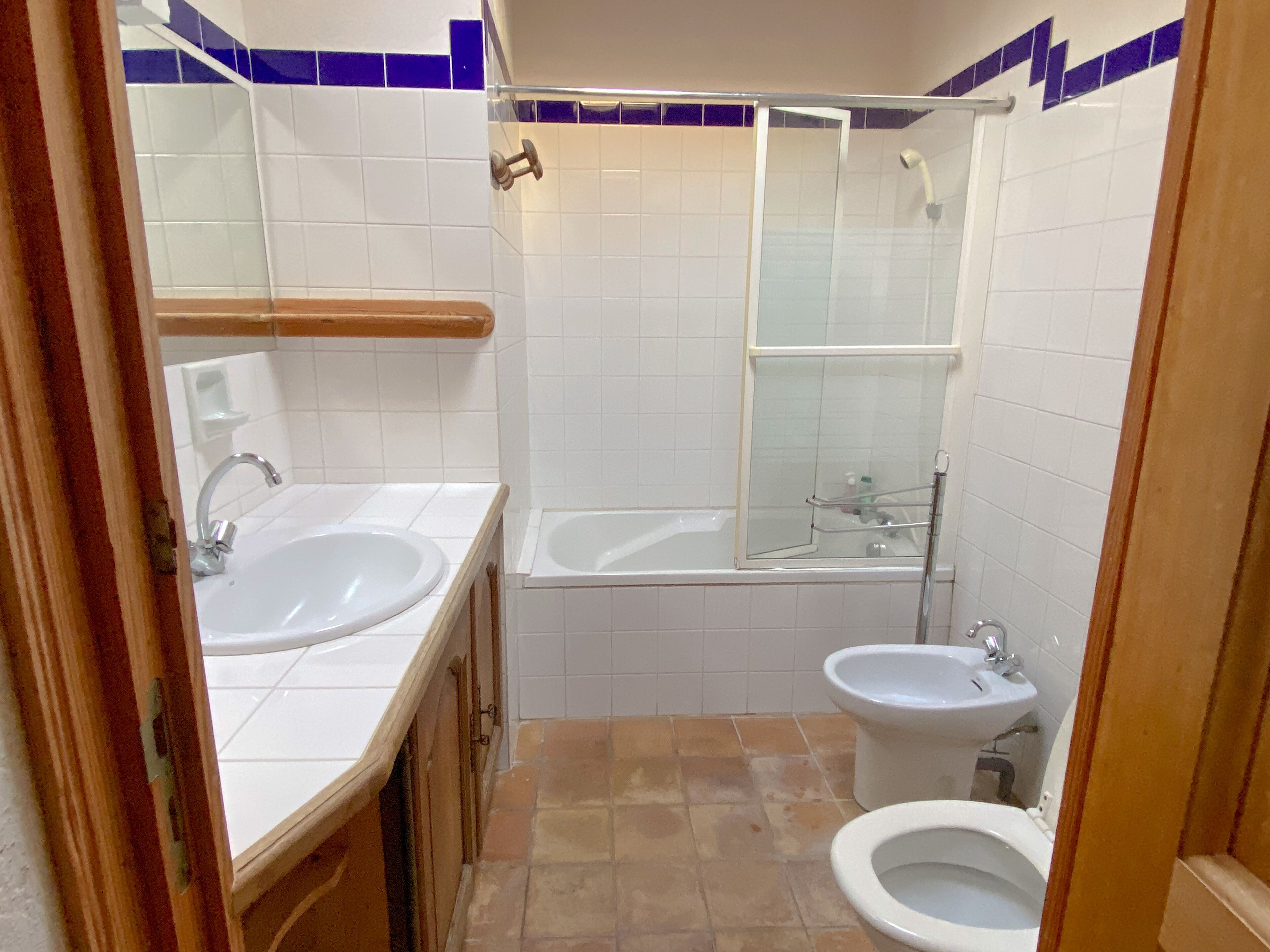 Een badkamer met twee wastafels, een badkuip, een douche en een toilet.
