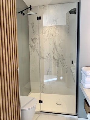 Combined shower/bathtub, hair dryer, bidet, towels - City Center of Barcelona and 50 m from Beach, terrace, garden, WIFI and parking (Barcelona)