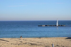 In Strandnähe, Liegestühle, Strandtücher