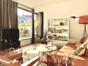 Smart TV, DVD player, books