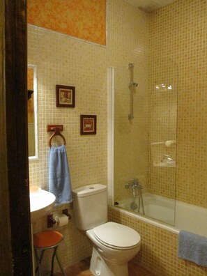 Duschwanne, Haartrockner, Bidet, Handtücher