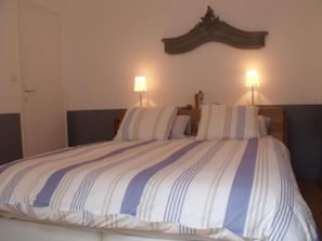 5 chambres, fer et planche à repasser, lit de bébé portatif