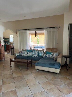 Smart TV, DVD player, stereo - The Villa Turquoise Mauritius (Grand Baie)