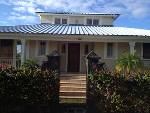 تفاصيل الفندق من الخارج