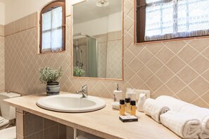Bruser, hårtørrer, bidet, håndklæder