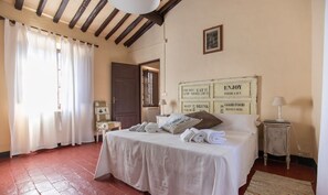 4 habitaciones, tabla de planchar con plancha, wifi y ropa de cama 