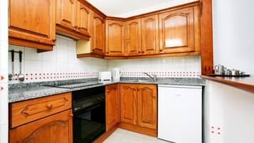 Een koelkast, een oven, een kookplaat, een broodrooster