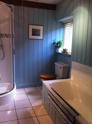 Bathtub, eco-friendly toiletries, hair dryer, towels - Cosy Barn In lovely quiet corner of Bannau Brychieniog (Brecon Beacons) (Llandovery)