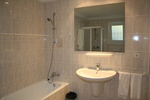 Combined shower/tub, hair dryer, bidet, towels