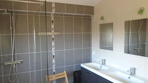 Combined shower/bathtub