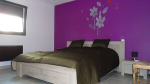 A bedroom with a bed, a nightstand, and a window. - Newly built, secluded villa with a pool—sleeps 8 to 12—sauna—air conditioning (Saint-Julien-De-Peyrolas)