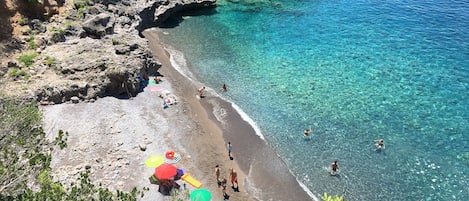 Playa en los alrededores, camastros y toallas de playa