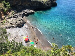 Perto da praia, espreguiçadeiras, toalhas de praia 