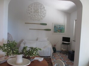 تلفزيون، تنس طاولة، كُتُب