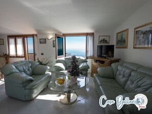 TĂ©lĂ©viseur connectĂ©, lecteur de DVD, chaĂźne audio, Ă©cran dâordinateur