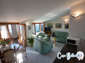 TĂ©lĂ©viseur connectĂ©, lecteur de DVD, chaĂźne audio, Ă©cran dâordinateur